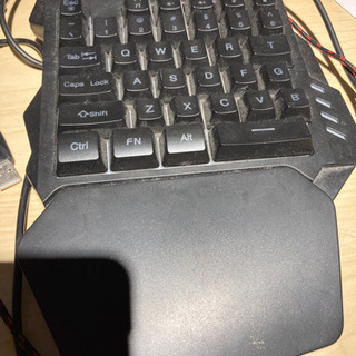 ゲーミングキーボード、マウス、コンバーターの画像