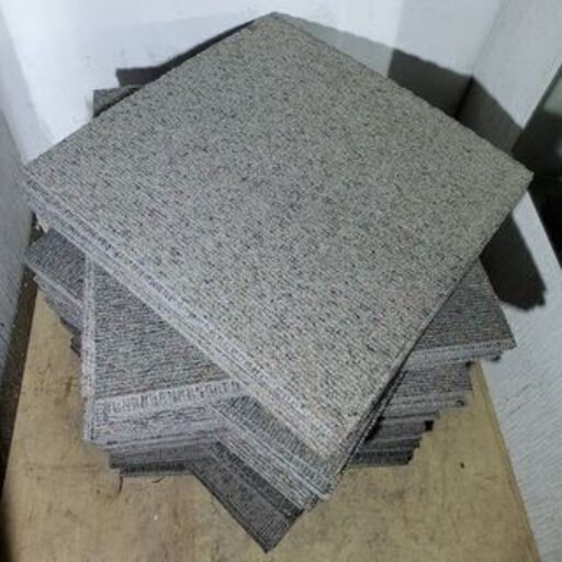 超激安‼️タイルカーペット 100枚で5000円‼️( サイズ50×50cm )
