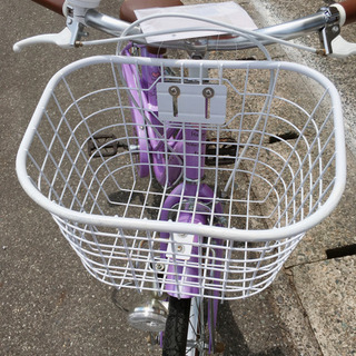 自転車✨女の子向け✨22インチ　紫✨鍵ありタイプ✨カゴ補修あり✨中古品の画像