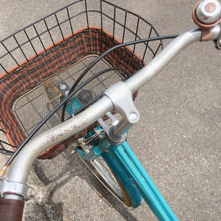 自転車✨22インチ　ブルーグリーン✨かご編み上げデザイン✨鍵ありタイプ✨中古品の画像