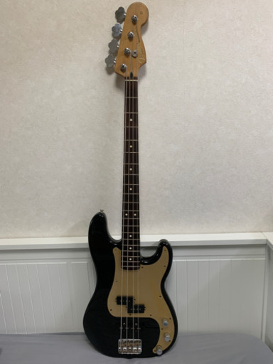 Fender(フェンダー)ベースギター 中古品ケース付き　サビ、ステッカー跡あり