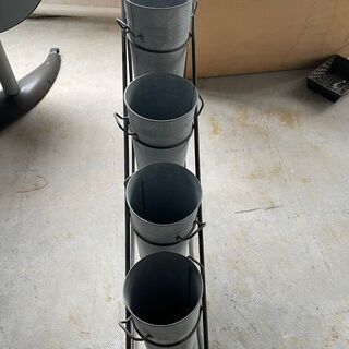 ￥1000（税込）で譲ります。ブリキフラワースタンドX1台