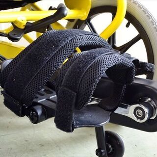 山口)下松市より　足こぎ車椅子(Mサイズ)ソリッドイエロー　耐荷重100㎏ 対応身長145～180㎝　BIZHG22Hの画像