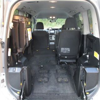 福祉車両　ヴォクシー　4WD　車椅子2脚　介護タクシー仕様の画像