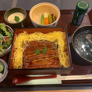 ホテル内レストランの朝食スタッフの画像