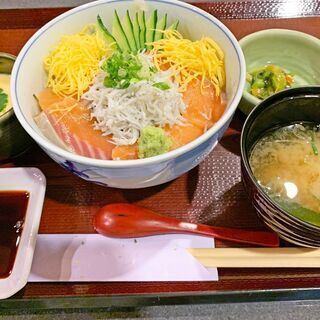 ホテル内レストランの朝食スタッフの画像
