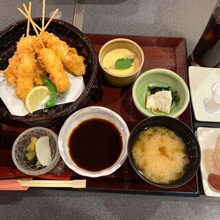 ホテル内レストランの朝食スタッフの画像