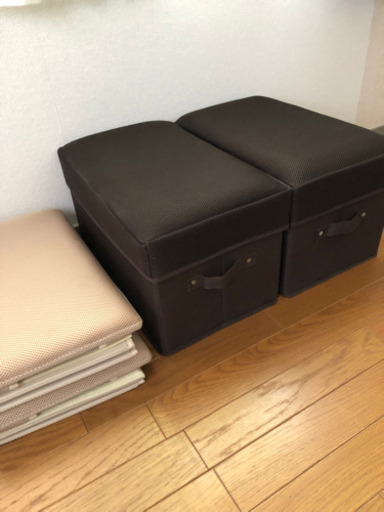 スツールになる収納ボックス4個(ベージュは未使用)