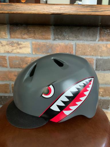 【新品】bern ヘルメット　サメ　xs-s bern ヘルメット サメ グレー XS S ストライダー スケボー 自転車