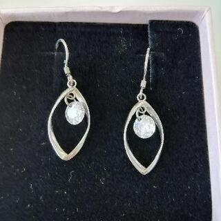 409◇未使用一部訳あり◇個性派ピアス4点セットの画像