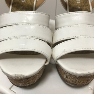 白の厚底サンダルの画像