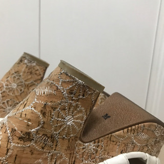 白の厚底サンダルの画像