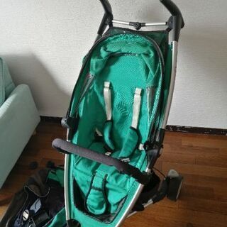 チャイルドシート付きベビーカーの画像