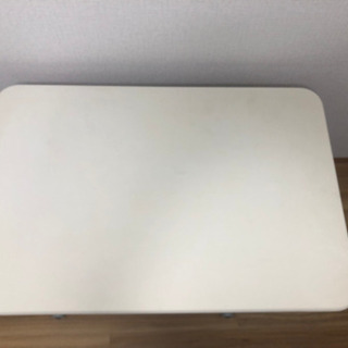 白いテーブル