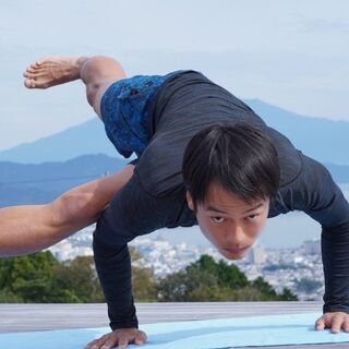 読谷瀬名波 ヨガスタジオ生徒募集✨初心者から楽しめるレッスン♪ 毎週水曜日10:30～(60分)　沖縄では珍しい男性講師　読谷村瀬名波の海を一望できる宿、ムチョスビエントスで開催しています！の画像