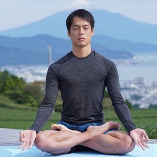 恩納村真栄田 ヨガスタジオ生徒募集✨初心者から楽しめるレッスン♪ 毎週水曜日19:00～(60分)　沖縄では珍しい男性講師　恩納村真栄田のおしゃれなスタジオで開催しています！の画像