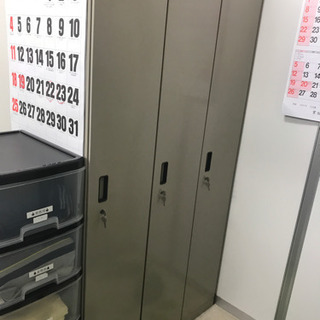 【鍵付きスチールロッカー】【3人用】【衣装棚】【着替えロッカー】の画像