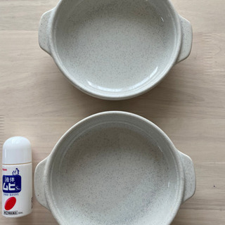 グラタン皿2枚（ムヒは大きさがわかるように置きました）の画像