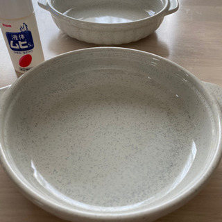 グラタン皿2枚（ムヒは大きさがわかるように置きました）