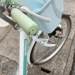 自転車✨女の子向け✨22インチ　ホワイト×グリーン✨鍵ありタイプ✨中古品✨防犯登録できます♪　　【こちらは店舗です。浜村鹿野温泉ICから3分  買取本舗 宮本リサイクル  営業時間９～１９時  定休日水曜のみ←連絡できませんm(_ _)m】の画像