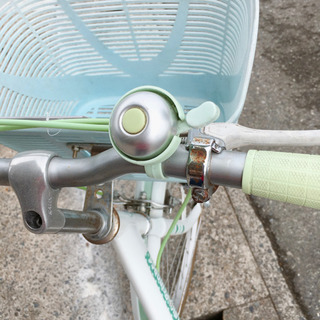 自転車✨女の子向け✨22インチ　ホワイト×グリーン✨鍵ありタイプ✨中古品✨防犯登録できます♪　　【こちらは店舗です。浜村鹿野温泉ICから3分  買取本舗 宮本リサイクル  営業時間９～１９時  定休日水曜のみ←連絡できませんm(_ _)m】の画像