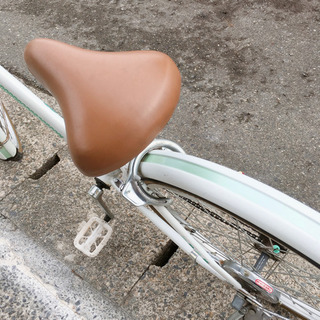 自転車✨女の子向け✨22インチ　ホワイト×グリーン✨鍵ありタイプ✨中古品✨防犯登録できます♪　　【こちらは店舗です。浜村鹿野温泉ICから3分  買取本舗 宮本リサイクル  営業時間９～１９時  定休日水曜のみ←連絡できませんm(_ _)m】の画像