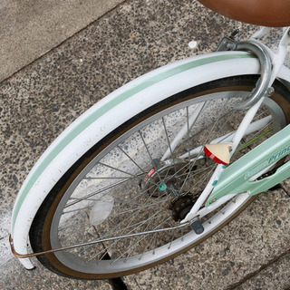 自転車✨女の子向け✨22インチ　ホワイト×グリーン✨鍵ありタイプ✨中古品✨防犯登録できます♪　　【こちらは店舗です。浜村鹿野温泉ICから3分  買取本舗 宮本リサイクル  営業時間９～１９時  定休日水曜のみ←連絡できませんm(_ _)m】の画像
