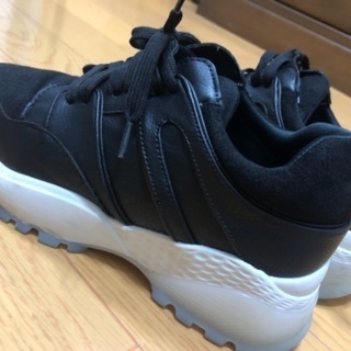 黒スニーカーの画像