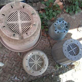 【取引成立】●無料● プラスチック製 植木鉢 4点 まとめて 差し上げます。＊石川県＊美川より＊期間限定の画像