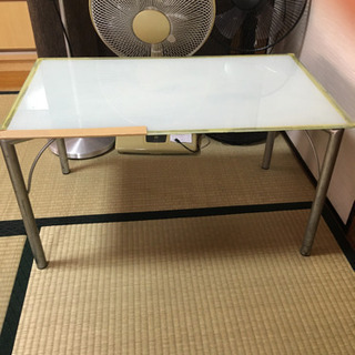 ガラステーブル