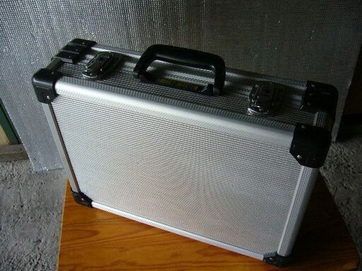 中古美品アルミアタッシュケース　精密機器運搬用にも