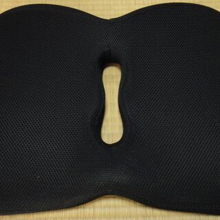 腰痛・痔疾の方にすすめたい座布団。 低反発＆穴空きで座り心地抜群！ 自宅・オフィス/ 自動車/ 車椅子/座椅子　洗えるカバーは滑り止め付き。痔持ちの方への画像