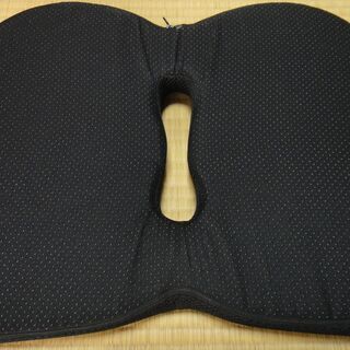 腰痛・痔疾の方にすすめたい座布団。 低反発＆穴空きで座り心地抜群！ 自宅・オフィス/ 自動車/ 車椅子/座椅子　洗えるカバーは滑り止め付き。痔持ちの方への画像