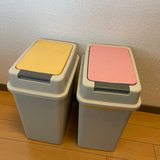 ゴミ箱2個の画像