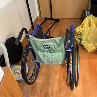 車椅子。折り畳み式。