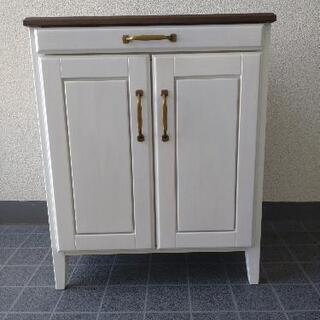 キャビネット（白:上がガラス製）の画像