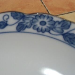 【取引成立】●無料● 青系 丸型 お花デザイン お皿 2枚 セット 差し上げます。＊石川県＊美川より＊期間限定の画像