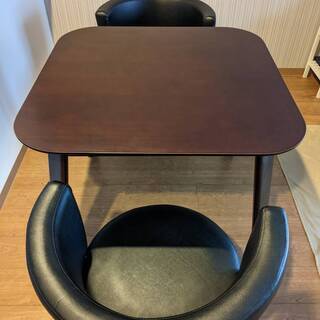 ダイニングテーブルと椅子2脚セット