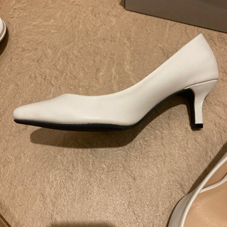 ホワイトパンプスの画像