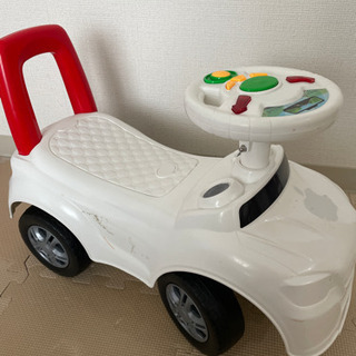 乗用玩具　車　ホワイト　音が鳴ります。