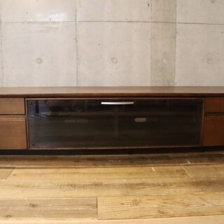 karimoku(カリモク家具)よりワイドタイプのTVボードのご紹介です。オーク材とガラス扉の落ち着いた色合いがモダンでスタイリッシュ！ロータイプなのに収納力抜群なAVボードです♪BG914の画像