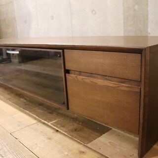 karimoku(カリモク家具)よりワイドタイプのTVボードのご紹介です。オーク材とガラス扉の落ち着いた色合いがモダンでスタイリッシュ！ロータイプなのに収納力抜群なAVボードです♪BG914の画像