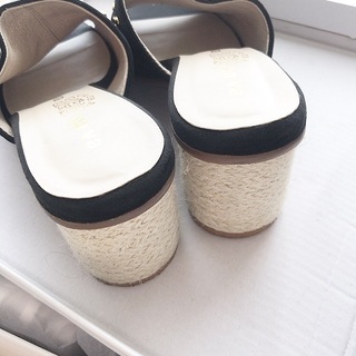 サヴァサヴァ パール付きサンダルの画像