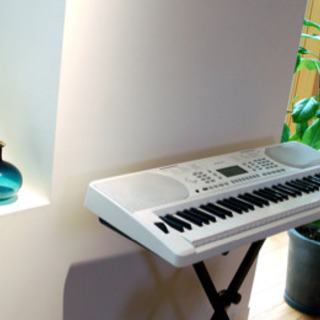 値下げしました！！61鍵盤　キーボード(イス、スタンド、ヘッドフォン付) 電子ピアノの画像