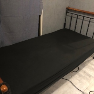 アンティーク風ベッドフレームとマットレスの画像