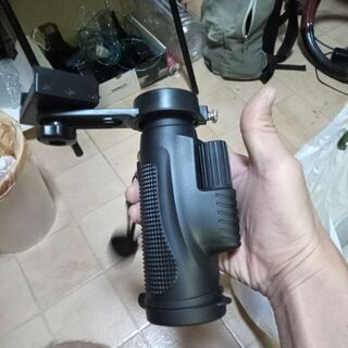 双眼鏡と双眼鏡につけてスマホで写真を撮るアダプター