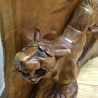 ★値下げしました★山梨県甲府市・店舗販売品  衝立& 置物 2点セット 無垢材 一刀彫 虎 竹 達磨 彫刻 天然木 の画像