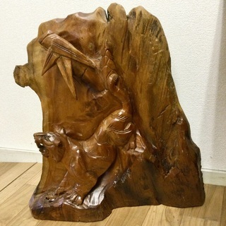 ★値下げしました★山梨県甲府市・店舗販売品  衝立& 置物 2点セット 無垢材 一刀彫 虎 竹 達磨 彫刻 天然木 の画像