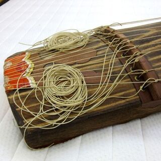 現状品 和楽器 琴 13弦 （2弦切れ） 全長183cm 弦楽器 お琴 本体のみ 札幌 厚別店の画像