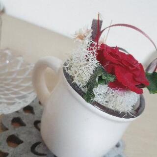 【お取引完了】小さな薔薇のプリザーブド🌹と💎硝子のリングホルダーの画像